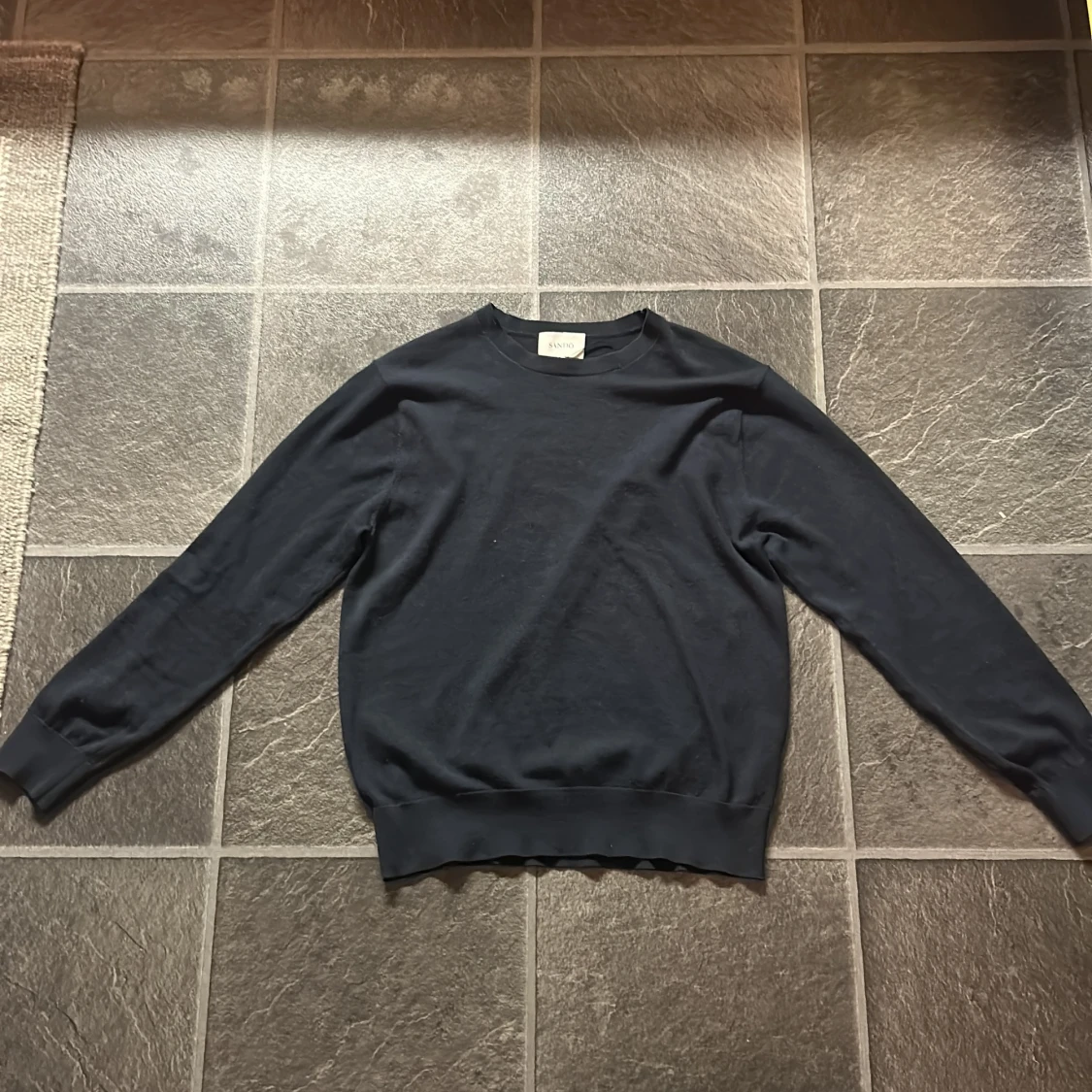 mörkblå tröja från Sandö