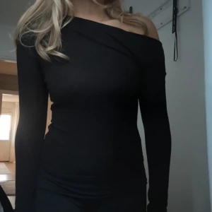 Svart topp - Snygg svart offshoulder topp. Använd en gång. 💗
