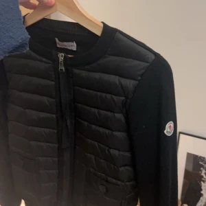 Moncler cardigan - Säljer min älskade cardigan! Nyskick! Är även öppen för byten. Skriv vid frågor💓