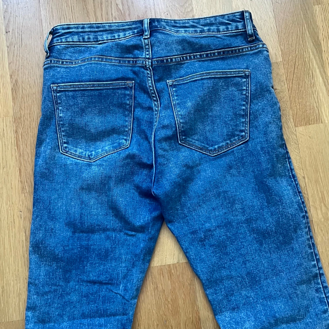 Blå jeans med mid midja - 2