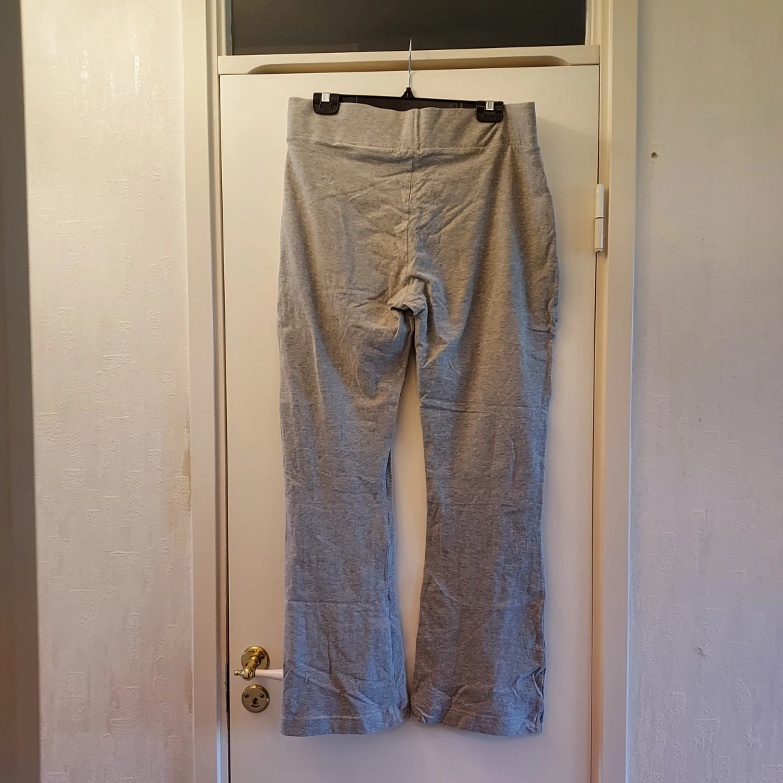 Grå utsvängda byxor/yogapants  - 1