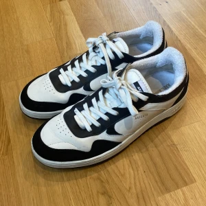 Svartvita sneakers från Axel Arigato - Snygga svartvita sneakers från Axel Arigato. Använda ett fåtal gånger. Köpta för en månad sen. Kartong och allt ingår. Köpte för 1500, säljer för 1100kr!