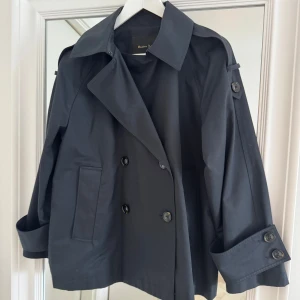 Trenchcoat marinblå - Superfin i princip oanvänd trenchcoat från massimo dutti i marinblått! Nypris 1800.