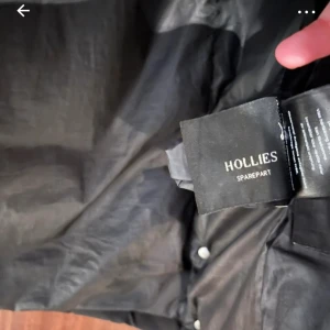 Svart dunjacka från Hollies - Snygg svart dunjacka från Hollies med pälskrage och dragkedja. Jackan har långa ärmar och praktiska fickor med dragkedjor. Perfekt för kalla dagar. Lite sliten, men absolut inget som märks. Inga hål, inget fel. Super varm och har äkta päls i naturell färg men har inte med på bild pga att anonsen kan tar bort. Säljer den också på min vinted därav använda bilder. Hör av er om ni har frågor! Köptes för 3.800kr