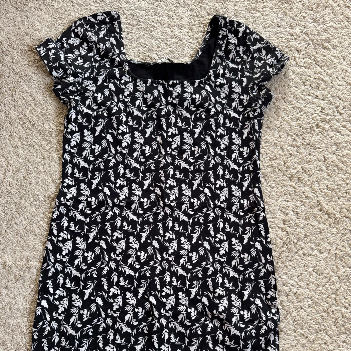 Svart och vit blommig klänning från C&A