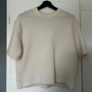 Stickad tshirt  - Säljer denna populära stickade tshirt från gina💞💞den är nästan aldrig använd och i superbra skick! Kom privat för frågor och intresse.