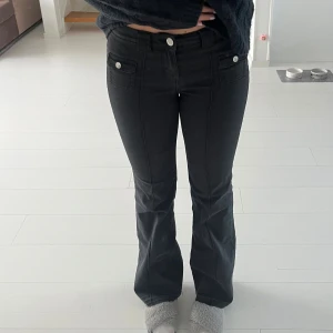 Svarta bootcut byxor - Snygga svarta bootcut byxor från H&M. Har sprättat upp byxorna ner till för att få dom längre. (Se sista bilden). 