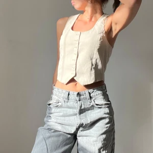 Beige väst / topp  - Snygg beige väst/topp. Perfekt till fest/utgång.