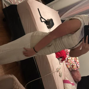 Beige quiltad väst från Zara  - Säljer en snygg beige quiltad väst från Zara med dragkedja och huva. Perfekt för kyligare dagar när du vill hålla stilen. Västen har en normal passform och är lätt att matcha med olika outfits. Dessutom så är den i väldigt bra skick och är bara använd ett par gånger 