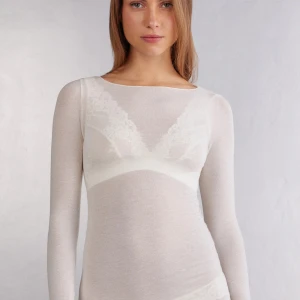 Intimissimi Tröja  - Säljer denna superfina tröjan från intimissimi i vit/ultra light. Endast använt cirka 3 gånger så den är som helt ny. OBS!! Lånad bild. Finns egna bilder vid intresse. Storlek S Nypris: 570kr Mitt pris: 200kr + ev frakt 