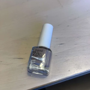 Nagellack - Depend 7day Hybrid Polish i färgen Paris in my heart. Perfekt för att ge dina naglar en hållbar och glansig finish. Enkel att applicera och ger ett professionellt resultat hemma. Helt ny! En blandning av lite beige och grå