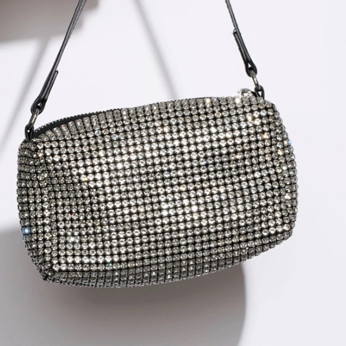 Glittrig axelväska med paljetter - 1