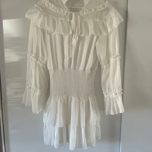 Vit klänning - Super fin vit klänning från boohoo, endast använd en gång🥰