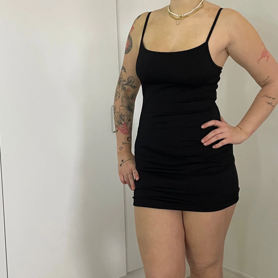 Svart ribbad klänning - 1