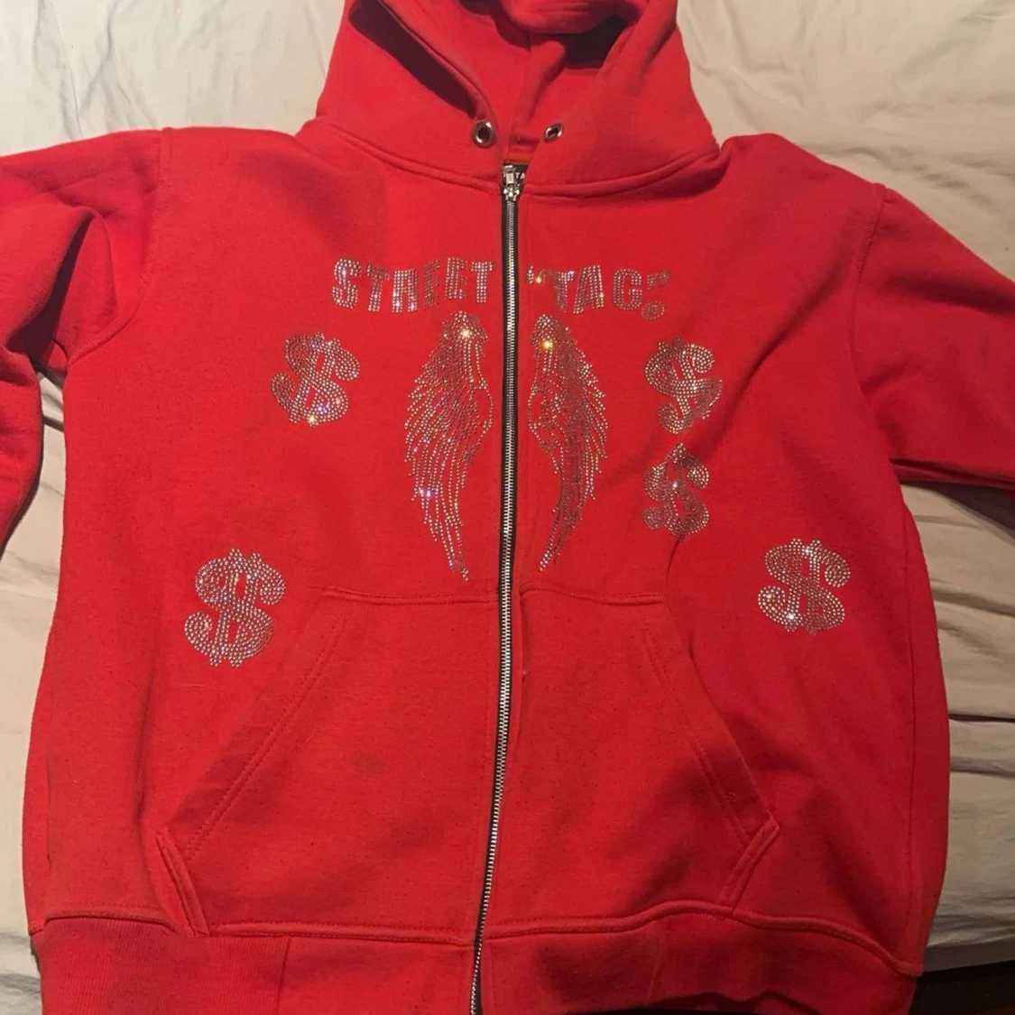 Röd hoodie från Street Tag