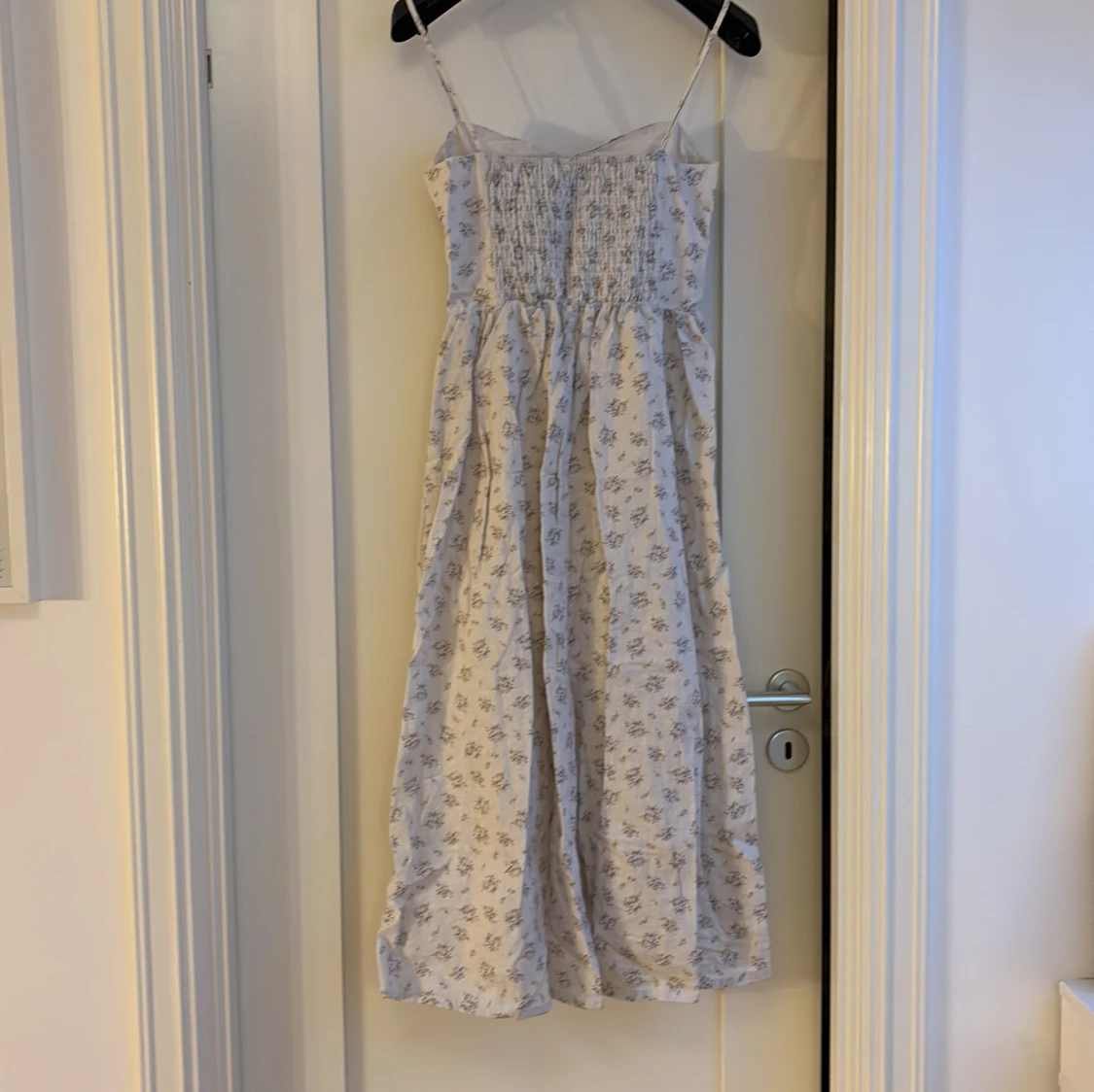 Blommig sommarklänning med smala axelband - 1