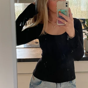 Svart långärmad topp - Säljer denna enkla långärmade svarta toppen från Gina Tricot som ej kommer till användning längre💕