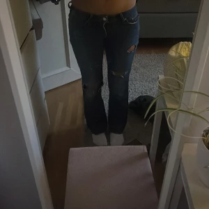 Blå bootcut jeans från Levi's - Säljer ett par snygga blå bootcut jeans från Levi's. Har typ använt några bar gånger innan
