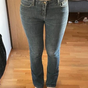 Blå jeans från Hampton Republic - Säljer gamla jeans som har jag ärvt, låg midjade och lite flared rätt skinny 🩷
