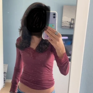 Intimissimi spets tröja i röd!! - Röd topp med v-ringad spetsdetalj. Skriv ifall du vill se egna bilder eller har funderingar! Pris kan diskuteras 