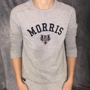 Stickad morris tröja - Mycket fint skick, size S Fits M, modell 180 63 kg. Prioritet till bulk och billigare priser per plagg. Frakt samma dag eller dagen efter köp.