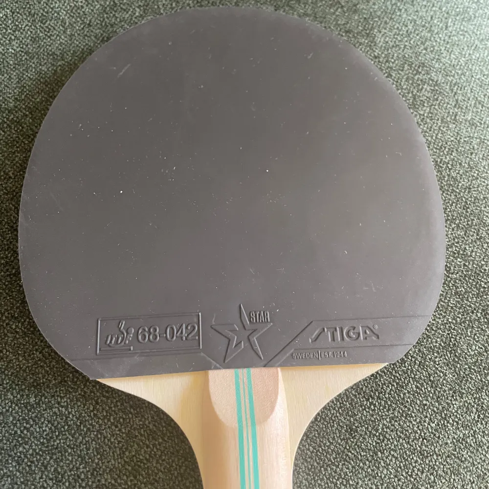 Igår på Pingis SM lyckades jag få Truls autograf och säljer nu det. Truls är Sveriges bästa pingisspelare och tog 2st silvermedaljer på OS i sommras. Just nu är han rankad top 10 i världen. Detta racket har aldrig använts. Rolig samlarvara att ha för dig som gillar sport.🏓kontakta vid funderingar. Pris kan diskuteras.. Muu.