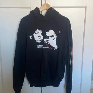En svart marcus&martinus hoodie - Säljer en svart hoodie med ett coolt tryck på framsidan och turnédatum på ärmen. Perfekt för dig som gillar unika plagg med attityd. Hoodien har en klassisk passform med långa ärmar och en bekväm huva. Den här tröjan går inte att få tag på längre och köpte den för 600