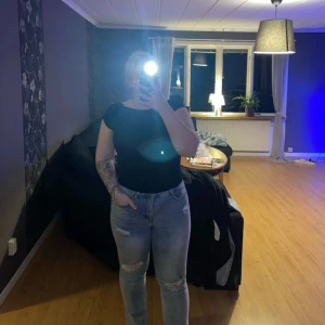 Svart kortärmad topp från Shein - Säljer en svart kortärmad topp från Shein i storlek M. Toppen är tillverkad av viskos och elastan, vilket ger en mjuk och stretchig känsla. Perfekt för en stilren look. Den är aldrig använd bara testad