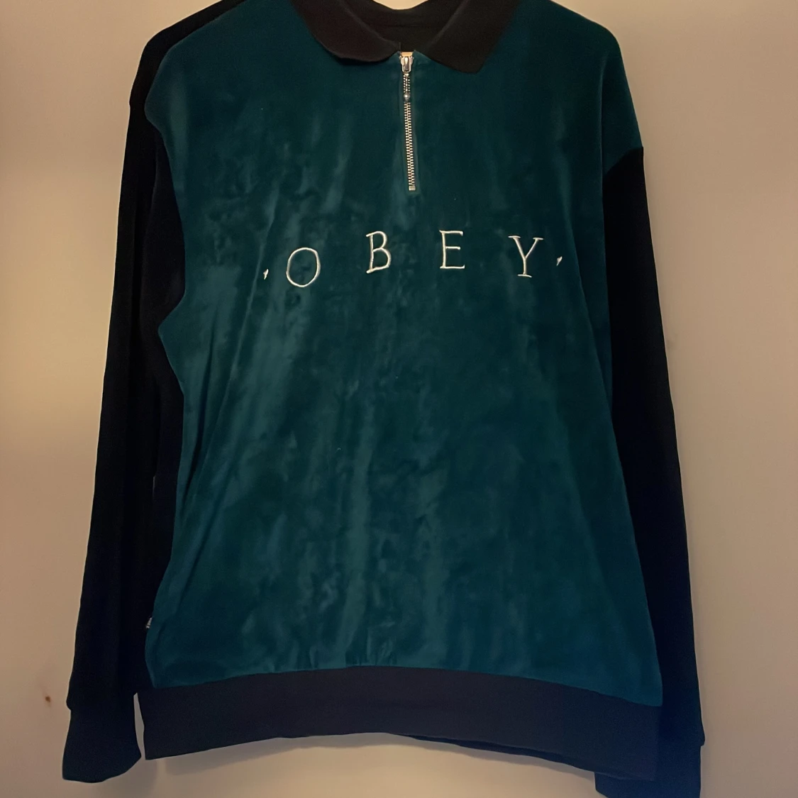 Grön och svart tröja från Obey