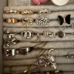 Samling av ringar i olika stilar - Välj en ring och skicka screenshoot. En ring kostar 60kr. Köp 4 för 220