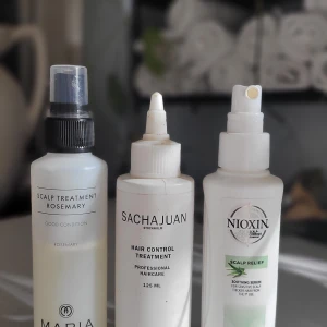 Produkter för håravfall. - Tre olika hårvårdsprodukter för hårbottenbehandling. Maria Åkerberg Scalp Treatment Rosemary, Sachajuan Hair Control Treatment och Nioxin Scalp Relief Soothing Serum. Alla är designade för att vårda och lugna hårbotten. Ca 270 ml. 