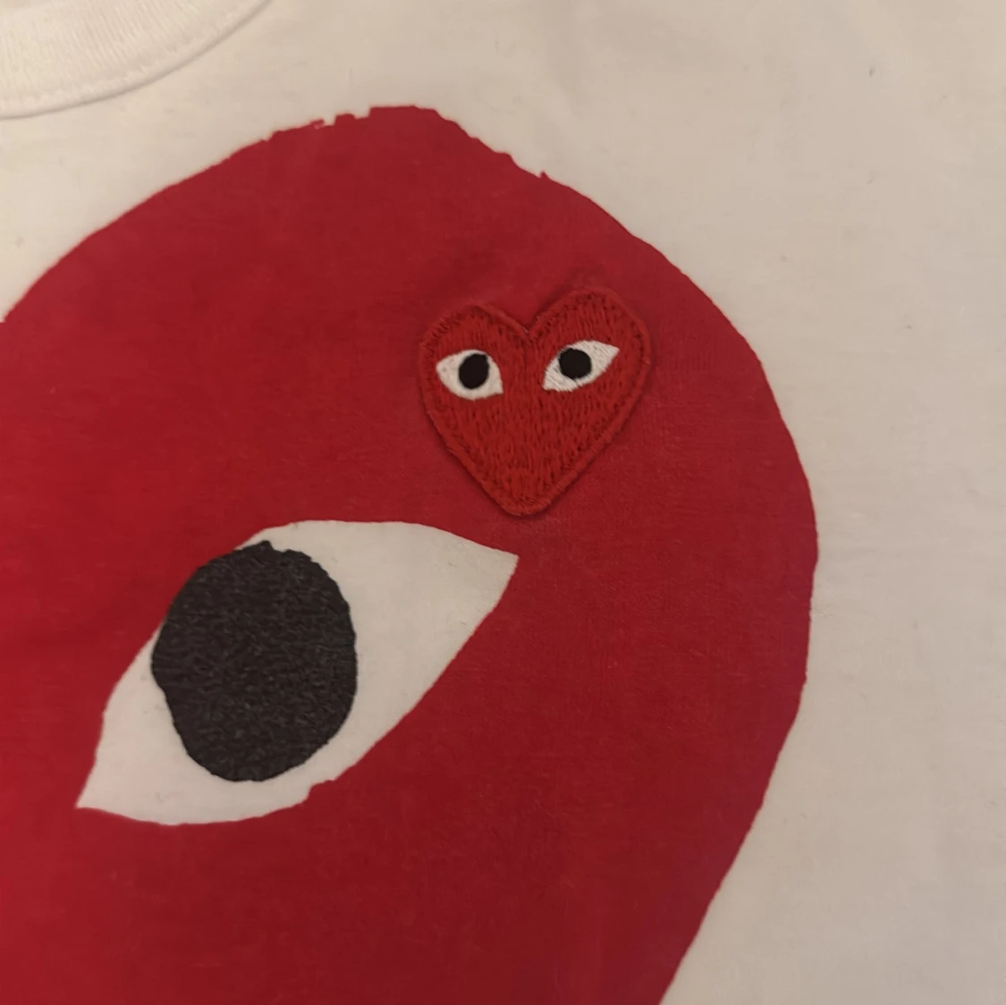 Vit t-shirt med rött hjärta från Comme des Garçons - 1