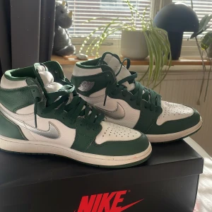 Nike Air Jordans i grönt och vitt - Snygga Nike Air Jordans i grönt och vitt med klassisk snörning. Skorna har en stilren design med gröna detaljer och vit bas. Perfekta för dig som vill ha en sportig och trendig look. Använda fåtal gånger. 9/10 sick