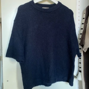 Mörkblå stickad tröja från Gina Tricot - Säljer den populära stickade T-shirten från Gina Tricot premium quality. Använd någon gång och säljer för att den inte kommer till användning längre