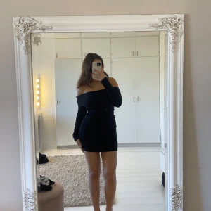 Svart offshoulder klänning - Snygg svart offshoulder klänning med lång ärm och tight passform. Perfekt för en kväll ute eller en speciell tillställning. Klänningen har en elegant design som framhäver axlarna. Är en XXS men passar även xs,s