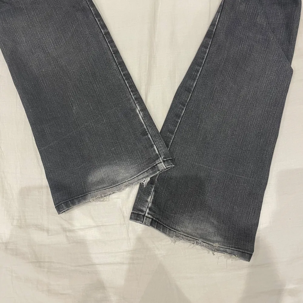 Midja 40x2 cm, gren 18 cm o innerben 80 cm💕jae 169 o xs-s o de är perfekta! Obs lagade men slitna mellan benen och på bensluten. Märkta W30/L32 vilket ja gissar på motsvarar strl xs-s men det är måtten som gäller om man köper!!. Farkut & Housut.