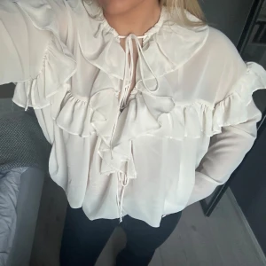 Blus  - Säljer denna superfina blusen ifrån HM. ❤️skulle säga att den passar allt mellan S och L då den är rätt stor. Jag är 158 cm ☺️