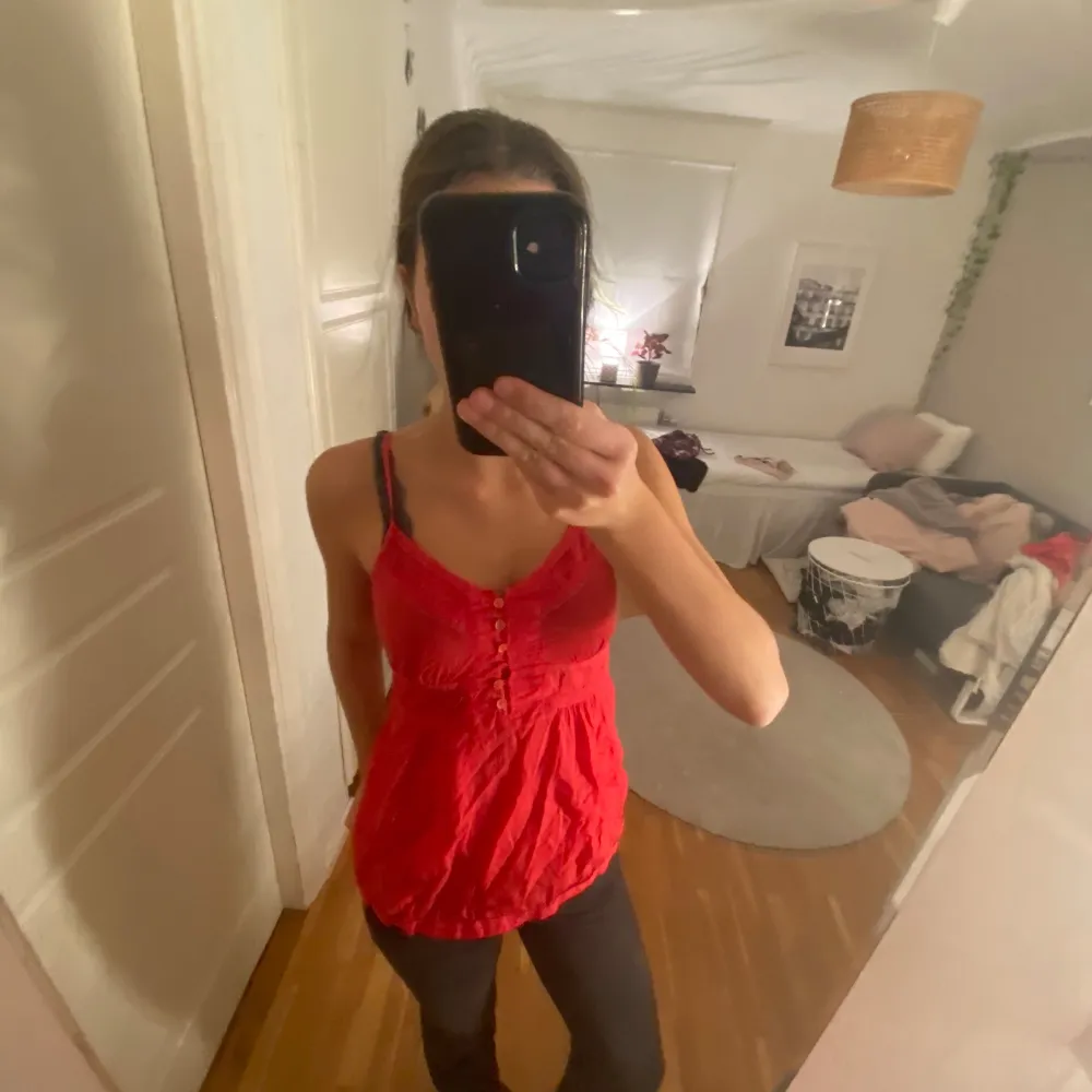 En så sjukt fin liten blus topp i röd färg. Superbra skick o knappt använd😊. Puserot.