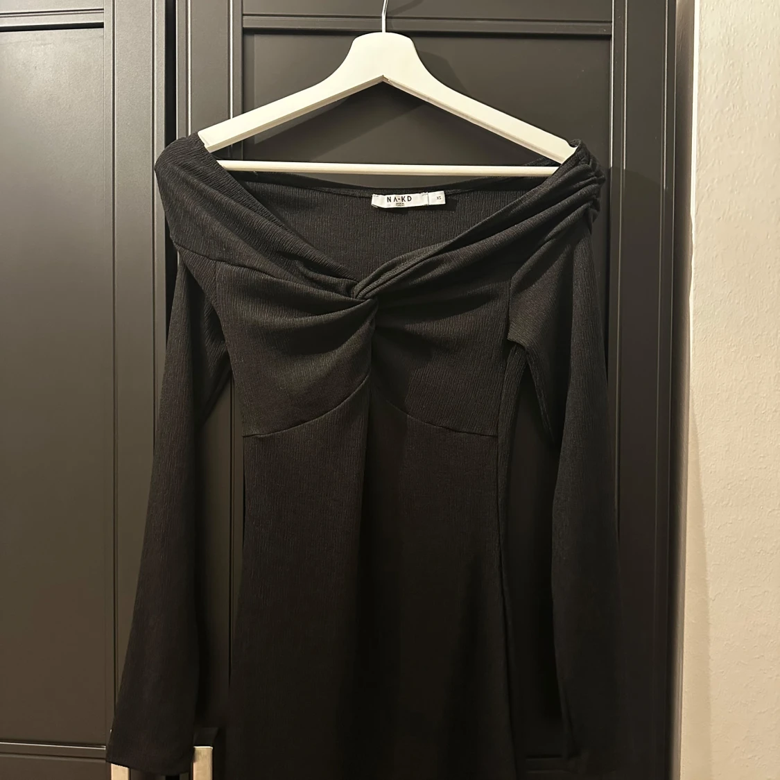 Svart offshoulder klänning från NA-KD