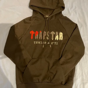 Trapstar Set  - Ett superfint traps tar set som bara har använts 1 gång för dem prövades men passade inte mig, nyskick och inga tecken på användning. Supersköna nu på vintern, kan köra 399kr för varsitt plagg eller 699kr för båda. Köpte hela för 1799kr för ett tag sen!!