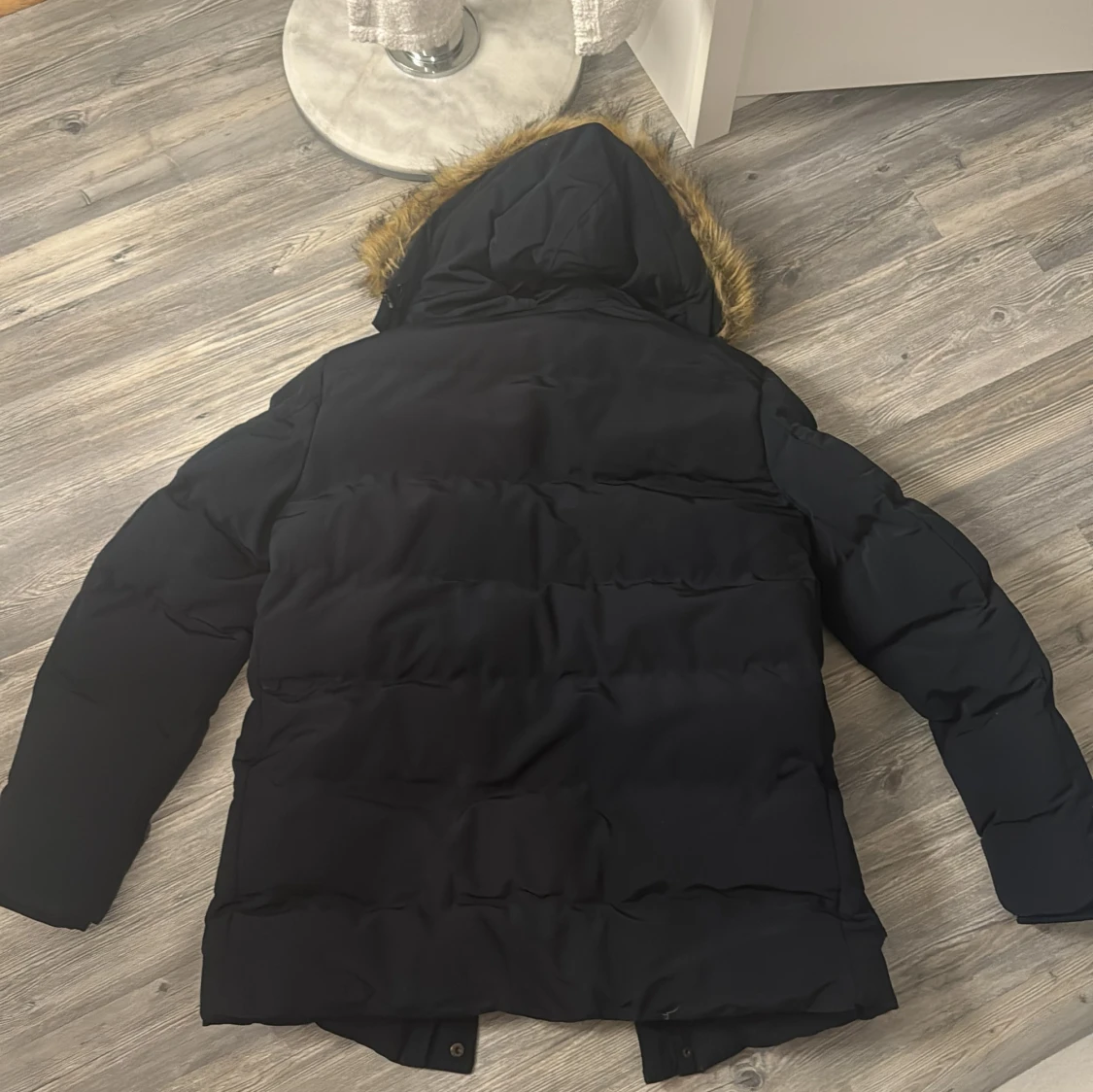 Svart vinterjacka med pälsdetalj från Indigo - 91