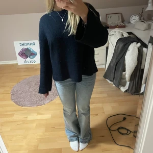 Bootcut jeans - Säljer dessa blåa bootcut jeans i nytt skick. De har inga defekter och är från weekday. Skriv gärna om ni har frågor! 