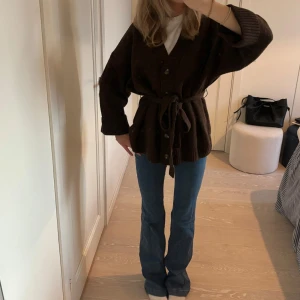 Kofta med knytning  - Superfin kofta med knytning i ullblandning från h&m💕 använd en gång