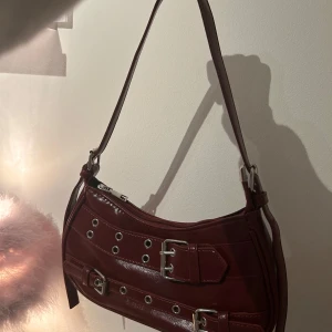 Röd väska - Skitsnygg väska! Använd ute 2 gånger annars som ny. Den är från shein