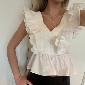 Volangtopp  - Sååå söt volangtopp från h&m💕 aldrig använd 