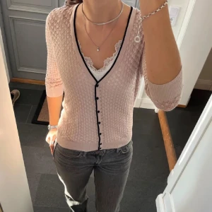 Rosa kofta med svarta knappar - Säljer denna söta rosa/beige koftan! Bra skick❤️