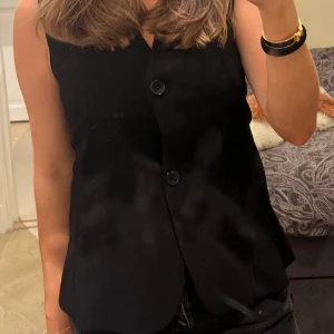 Svart kostym väst  - En så snygg svart kostymväst, som är figursydd o sitter så fint i midjan! Pris kan diskuteras! 🫶🏼