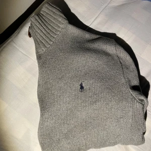 Ralph lauren tröja - Snygg grå stickad kofta från Ralph Lauren med fullzip. Perfekt för kyliga dagar nu i vinter! Storlek M men passar också L. En liten defekt och det är att dragkedjan inte går att knäppa upp där nere annars är den i grymt skick!