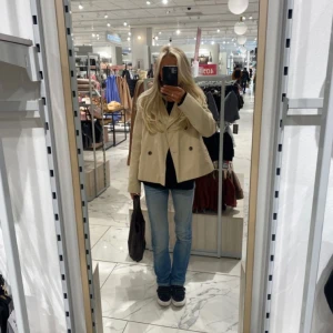 Kort trenchcoat🐆 - Såå snygg beige kort trenchcoat med dubbelknäppning och klassisk krage. Perfekt för en stilren look. Från märket marks and spencer, går ej att köpa längre💋