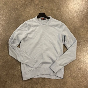 Morris Tröja  - Ljusblå Morris tröja i mycket bra skick då den bara använts någon gång. Nypris ca 1500kr.